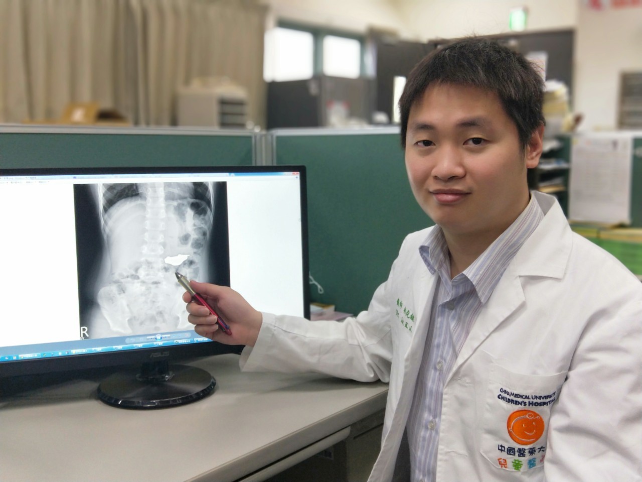 3公分鋼鐵玩具車滑入肚內，幸靠胃鏡手術解除男童危機