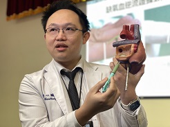 24歲青年昏迷不醒 被發現腦膿瘍併發水腦 肇因心臟先天破洞 缺氧血逆流 細菌入侵大腦 杵狀指、頭痛、手腳無力是徵兆